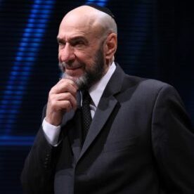 f-murray-abraham-rabbi-murdahayev f-murray-abraham-rabbi-murdahayev